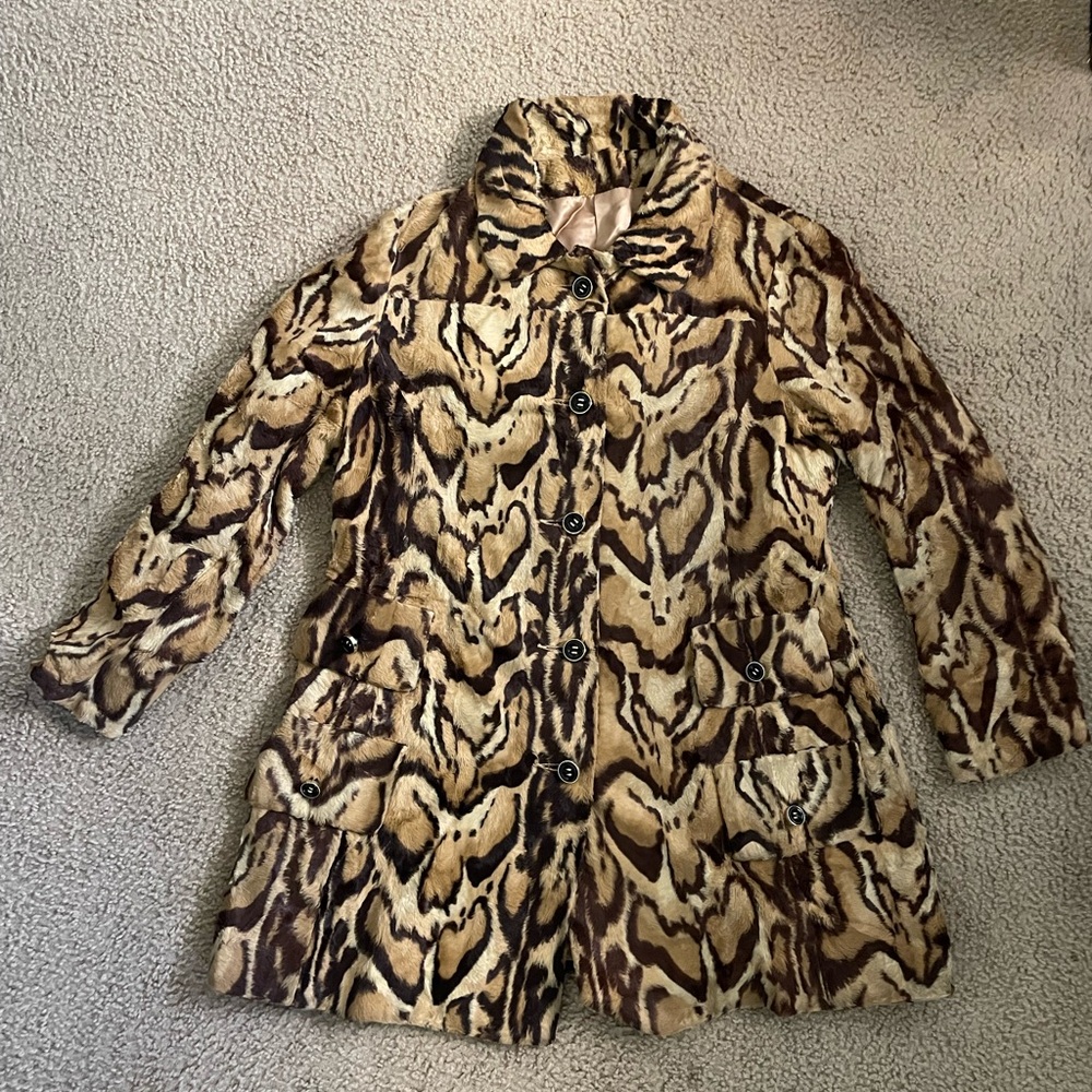 Vintage Leopard Patterned Women's Coat with Black button detail. Sz Medium